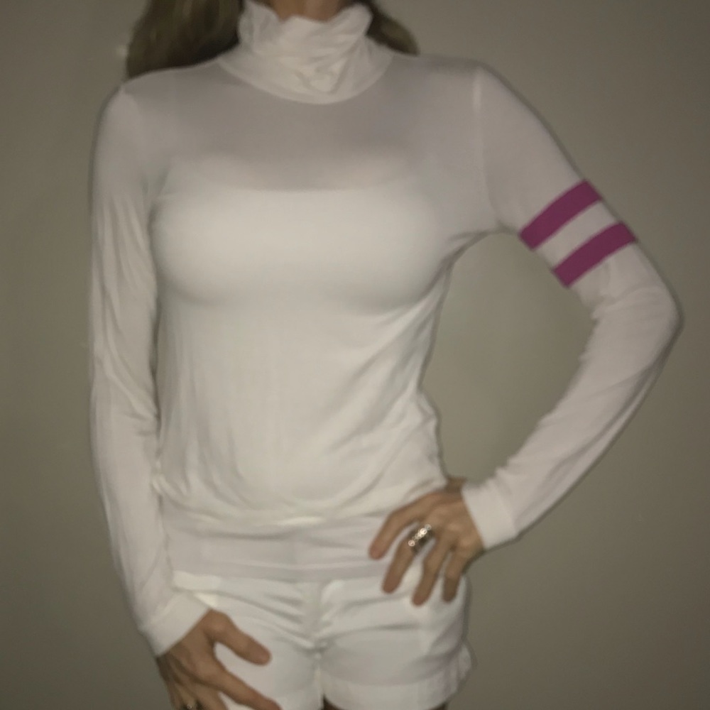 Cute white t-neck with pink striped sleeve